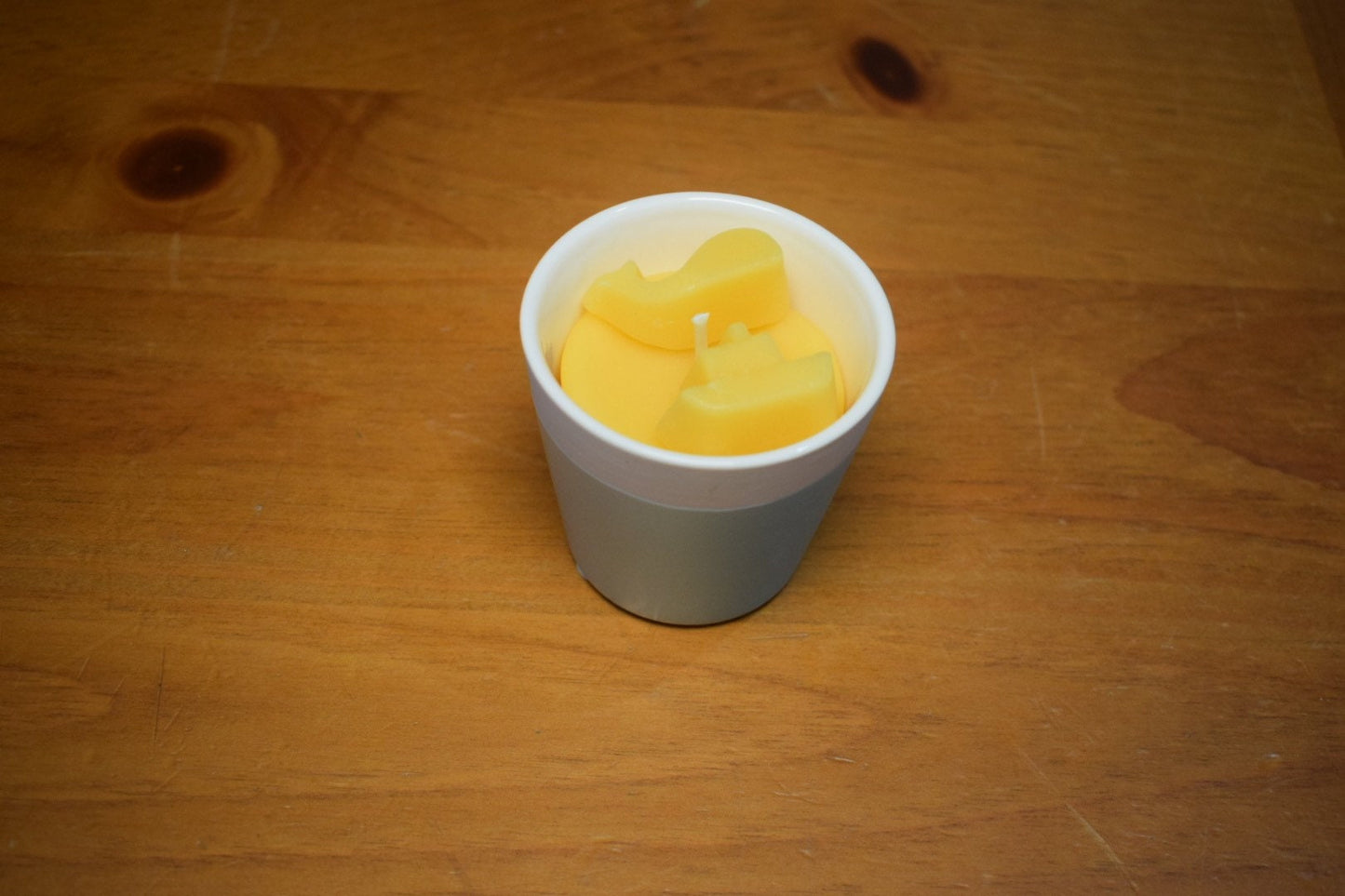 Cute candle designed for a Beach Hut sensation. 100% beeswax, natural and handmade.