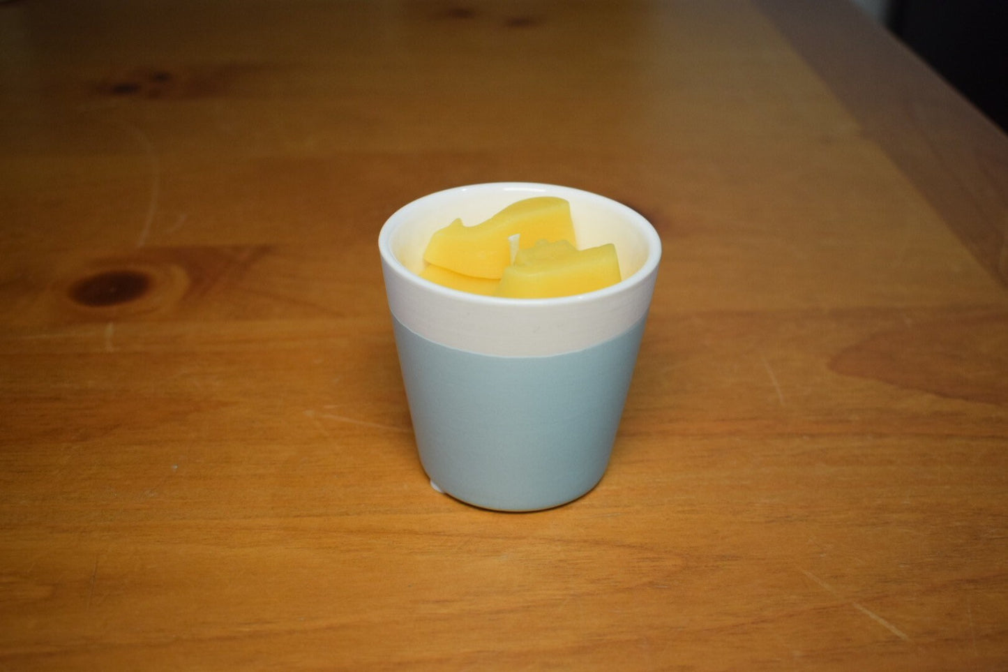 Cute candle designed for a Beach Hut sensation. 100% beeswax, natural and handmade.